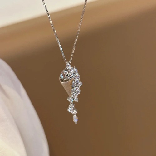 Vintage Style Sparkling Silver Brushed Hourglass Pendant Necklace Cool Water Drop Tassel Zirconia Light Luxury Collarbone Chain for Women