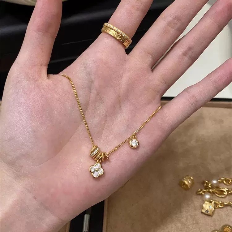 French Light Luxury Retro Style Four-Leaf Clover Pendant Necklace High-End Niche Temperament Fashion Exquisite Versatile Collarbone Chain