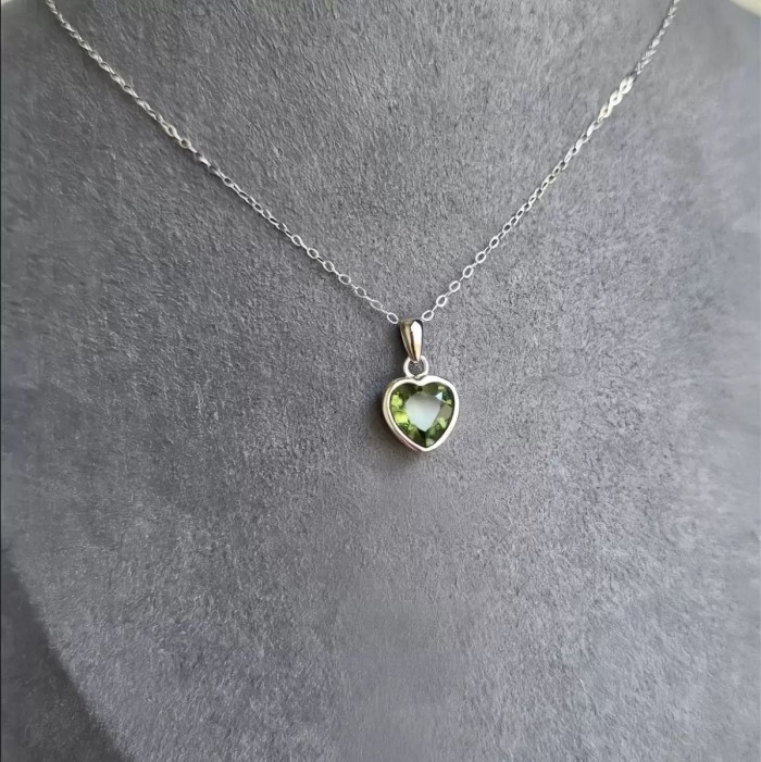 Sweet Cool Heart Zircon Pendant Necklace for Women New Simple Clavicle Chain Light Luxury Niche Retro Chain Accessory