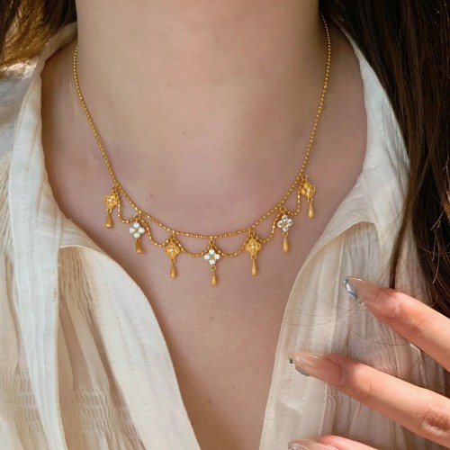Water Drop Tassel Four-Leaf Clover Necklace for Women, Exquisite Light Luxury, Vintage Princess Style with Diamond Inlay, Brushed Collarbone Chain for Women