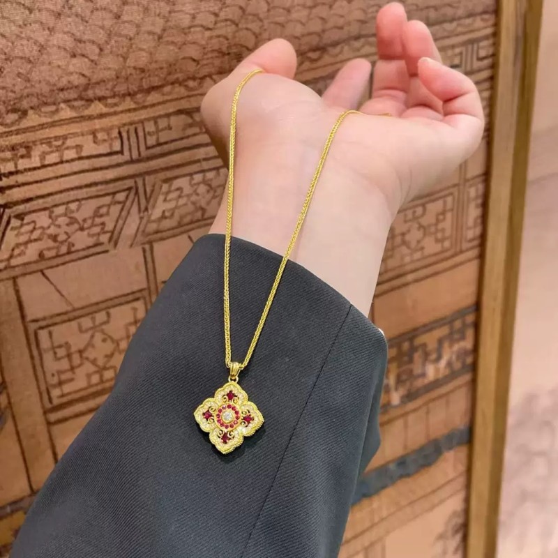 Four-leaf Clover Necklace Wei Xue Same Style Xiaohongshu Corundum National Style Electroplated Red Light Luxury Real Gold Inlaid Diamond Pendant Female Temperament