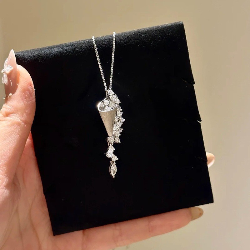 Vintage Style Sparkling Silver Brushed Hourglass Pendant Necklace Cool Water Drop Tassel Zirconia Light Luxury Collarbone Chain for Women