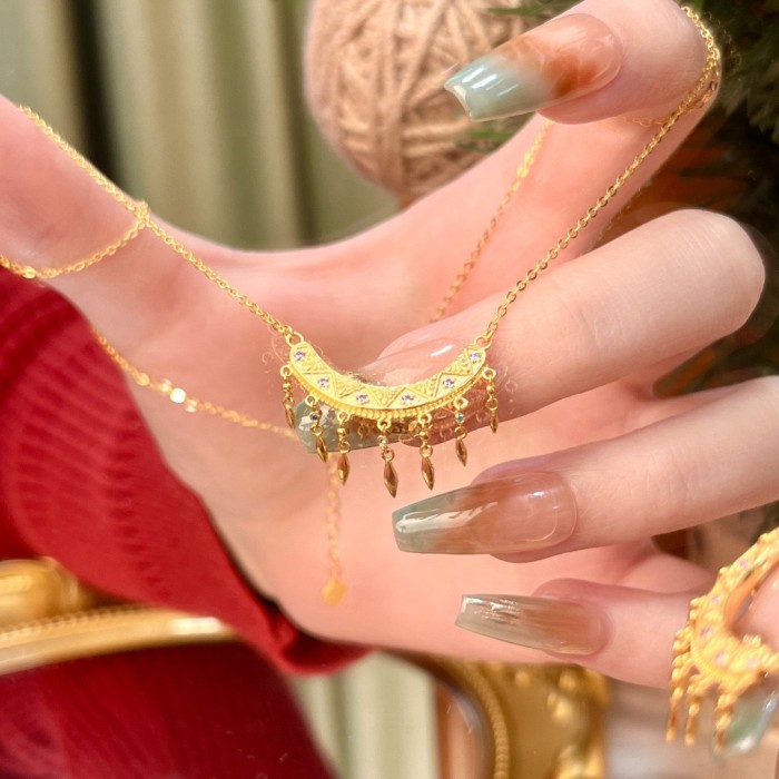 New Runaway Princess Gold Crescent Moon Tassel Necklace Exotic Style Light Luxury High-end Clavicle Chain for Women