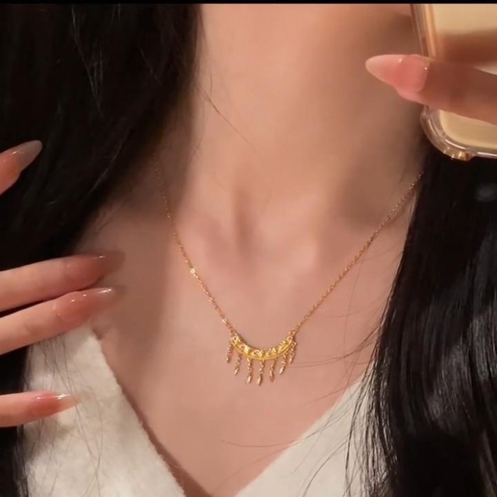 New Runaway Princess Gold Crescent Moon Tassel Necklace Exotic Style Light Luxury High-end Clavicle Chain for Women