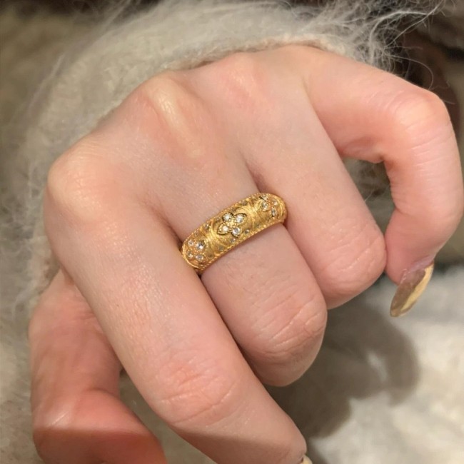 Xiaohongshu Hot-Selling Sparkling Brushed Four-Leaf Clover Ring New Ancient Craft Heavywork Four-Leaf Lantern Carved Ring