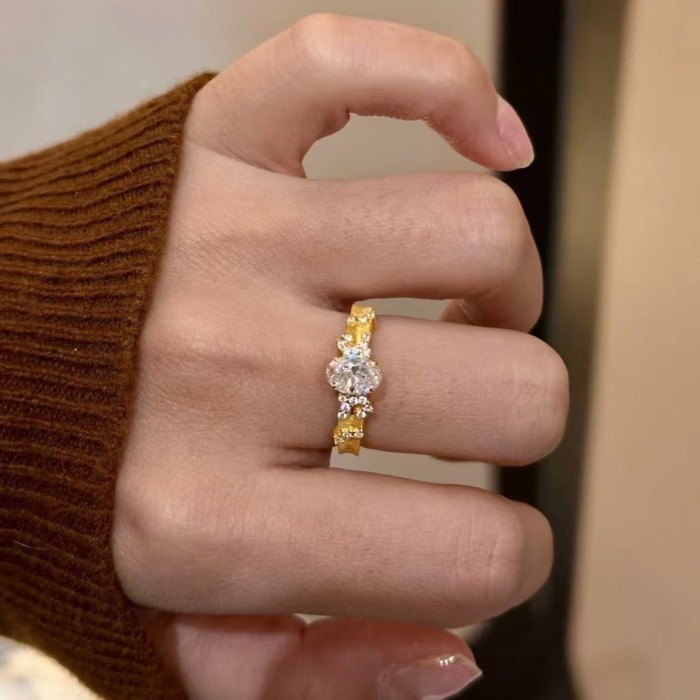 Xiaohongshu Hot-Selling Sparkling Point Diamond Pigeon Egg Ring Retro Palace Style Starry Sky Brushed Heavy Craft Ring