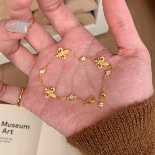 French Retro High-End Brushed Three Iris Flower Bracelet Light Luxury Ins Style Floral Elegant Versatile Exquisite Hand Jewelry