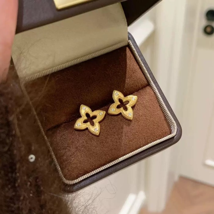 New Xiaohongshu Retro Brushed Hollow Four-Leaf Clover Earrings for Women, Light Luxury, High-End Fashion, Versatile Earrings Wholesale