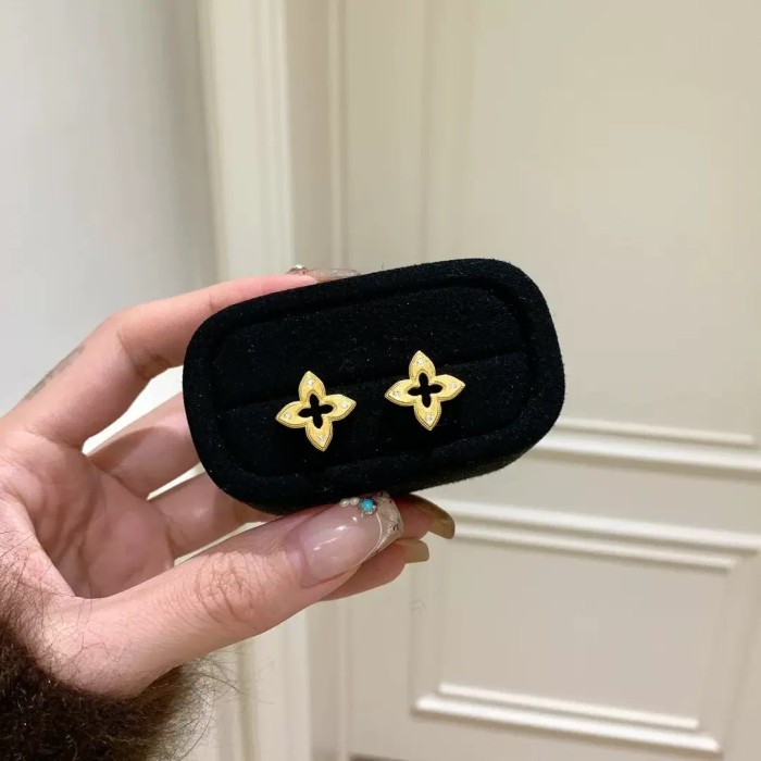 New Xiaohongshu Retro Brushed Hollow Four-Leaf Clover Earrings for Women, Light Luxury, High-End Fashion, Versatile Earrings Wholesale