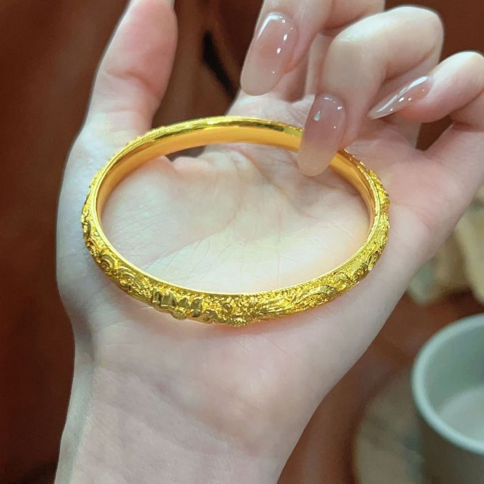 New Vietnamese Gold Plated Ancient Method Inherited Plain Circle Curled Grass Pattern Solid Bracelet Palace Style High-End Purple Plum Carving