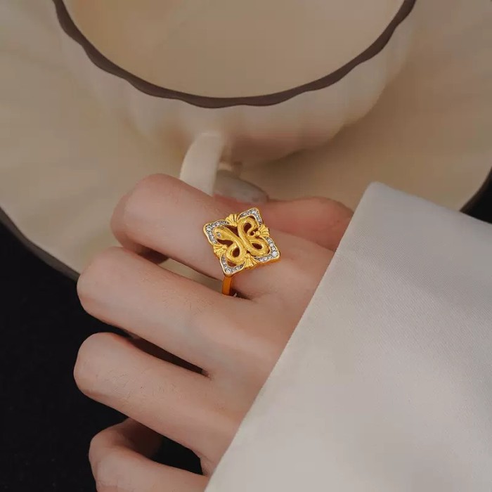2025 New Vintage Four-Leaf Clover Snake Stone-Inlaid Ring for Women Buchi Style Niche Design Light Luxury Fashion Ring