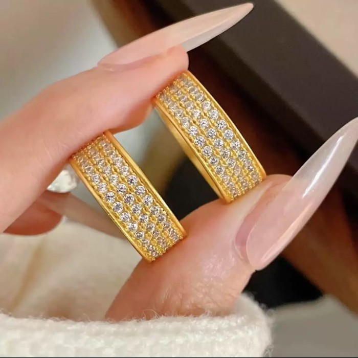 Vintage Micro Inlaid Fully Stone-Set Star Ring for Women, Fashionable and Elegant Ring with Unique Design for Index Finger