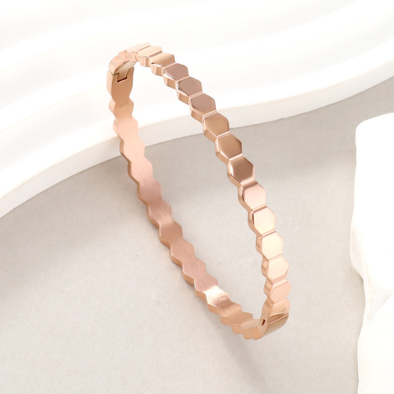 Cross-Border Hot Selling Stainless Steel Jewelry Gold Cut Honeycomb Pattern Buckle O-Type Titanium Steel Bracelet for Women Manufacturer Wholesale
