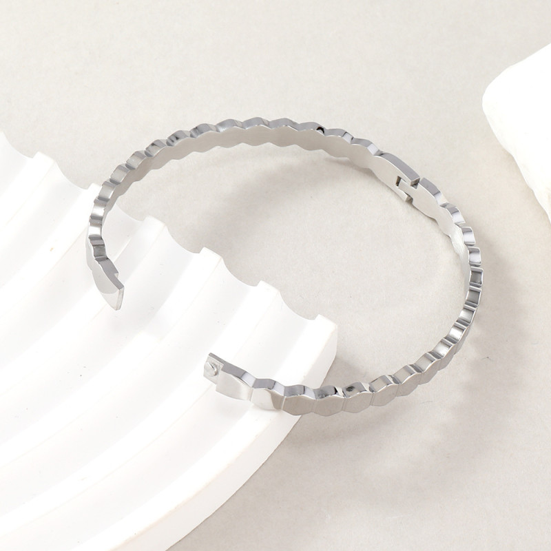 Cross-Border Hot Selling Stainless Steel Jewelry Gold Cut Honeycomb Pattern Buckle O-Type Titanium Steel Bracelet for Women Manufacturer Wholesale