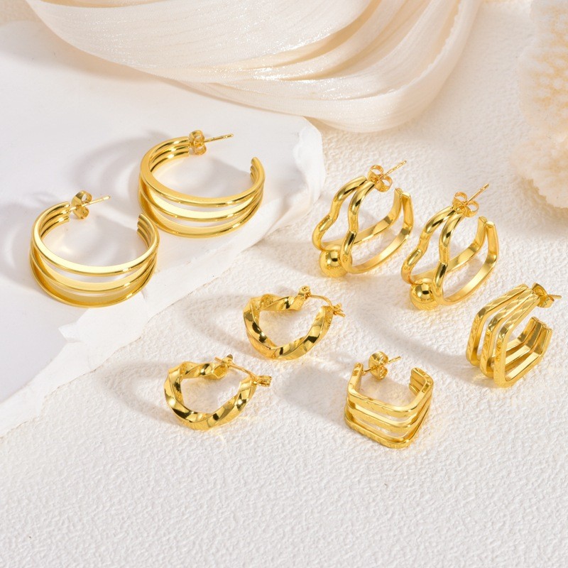 European and American Style Gold Autumn Winter Stainless Steel Large Earrings Light Luxury High-end Exaggerated Ear Jewelry Design Sense Niche Women's Stud Earrings