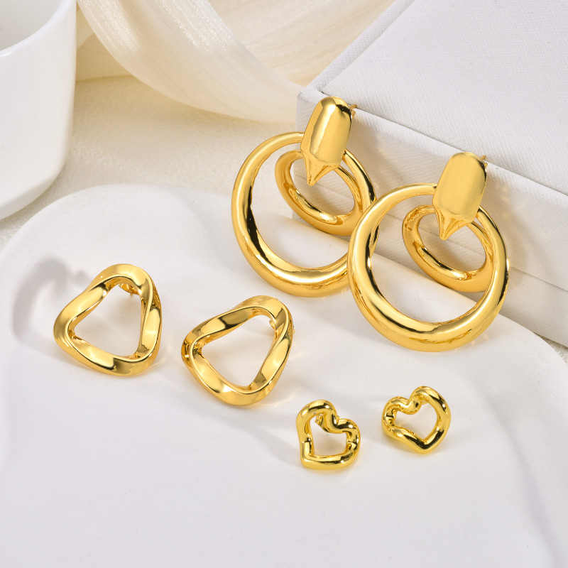 European and American Style Stainless Steel Earrings Light Luxury High-end Exaggerated Ear Jewelry Design Sense Niche Retro Gold Tassel Women's Stud Earrings