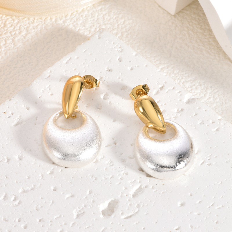 European and American Style Gold Stainless Steel Earrings Elegant High-end Autumn Winter Vintage Exaggerated Ear Jewelry Design Sense Niche Stud Earrings for Women