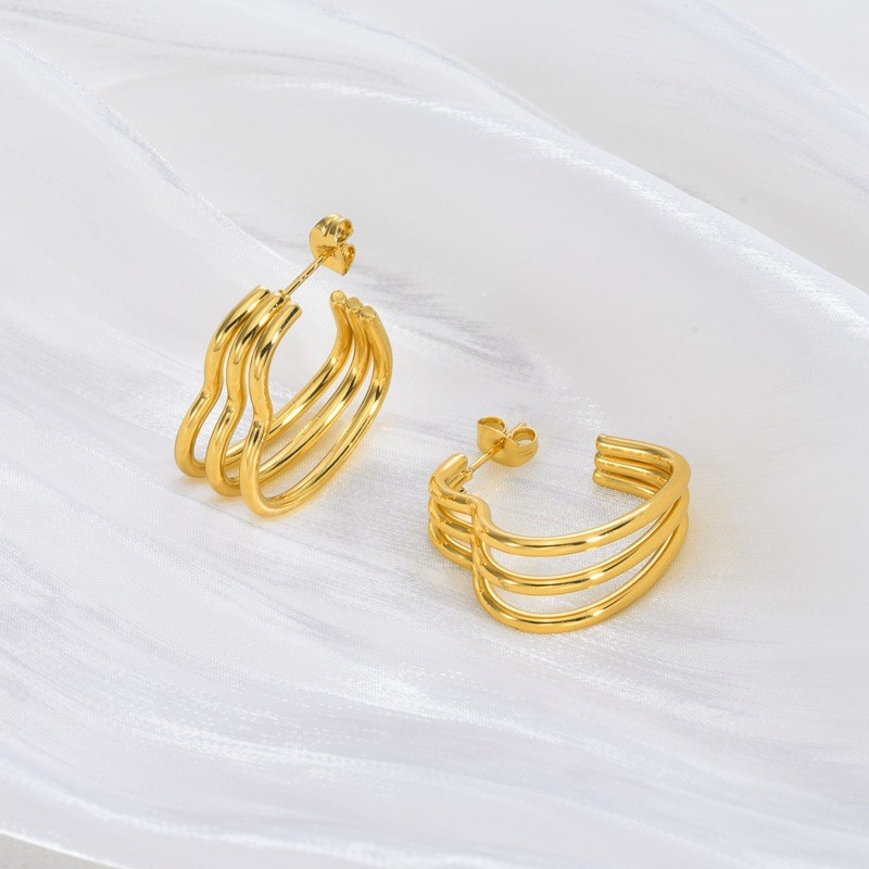 European and American High-End Stainless Steel Earrings Niche Design Exaggerated Earrings for Women Fashion Versatile Gold Heart-Shaped Stud Earrings