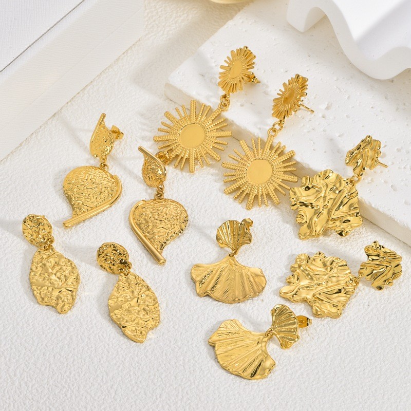 European and American Style Golden Ginkgo Leaf Stainless Steel Earrings Light Luxury High-end Exaggerated Ear Jewelry Design Sense Niche Pendant Stud Earrings for Women