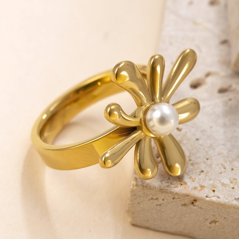 Cross-Border Hot-Selling Titanium Steel Jewelry French Retro High-End Feel Ring Welding Brand Flower Inlaid Pearl Stainless Steel Ring for Women