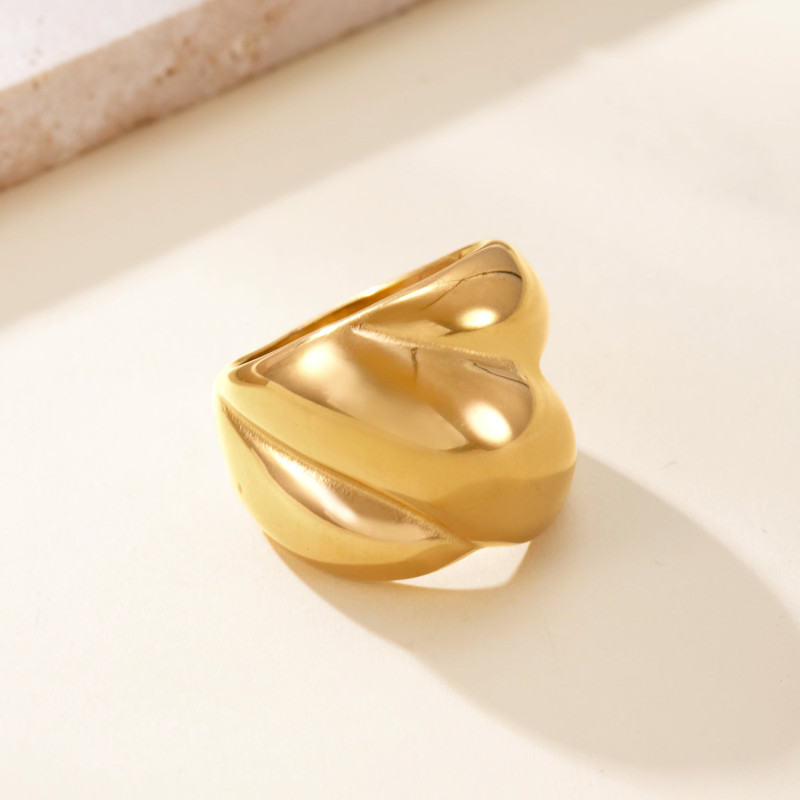 Cross-Border European and American Titanium Steel Rings for Women, Cast Twist Smooth Surface Rings, Exaggerated 18k Gold Plated Stainless Steel Rings Wholesale