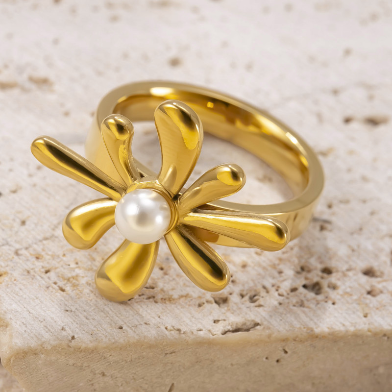Cross-Border Hot-Selling Titanium Steel Jewelry French Retro High-End Feel Ring Welding Brand Flower Inlaid Pearl Stainless Steel Ring for Women
