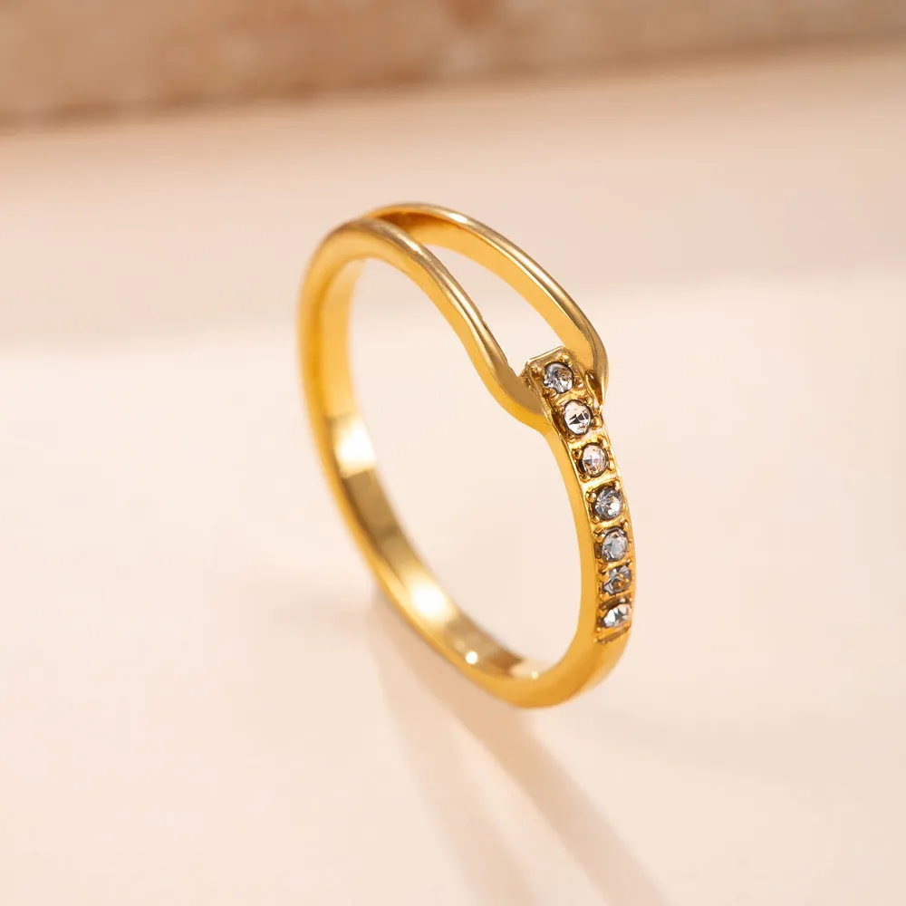 Cross-Border New Stainless Steel Ring High-End Elegant 18K Gold Plated Tail Ring Hollow Inlaid Diamond Titanium Steel Couple Ring