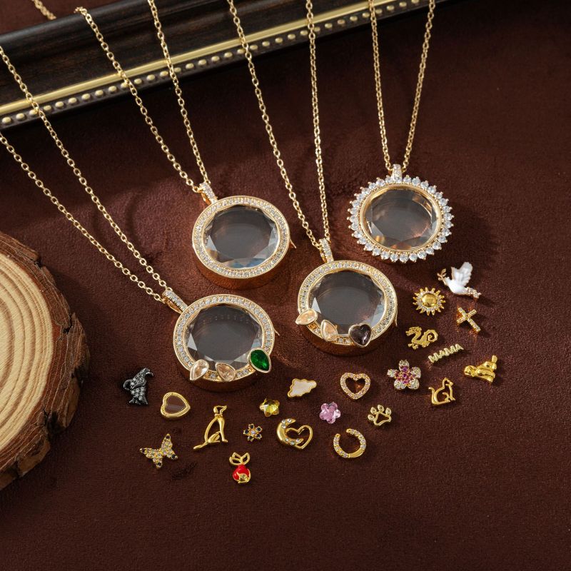 European and American Retro Personality Photo Box Pendant Necklace Openable DIY Pendant Hollow Design Transparent Box 18K Gold Color Retention