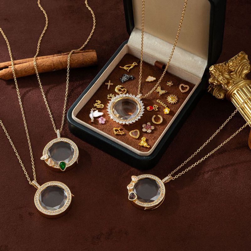 European and American Retro Personality Photo Box Pendant Necklace Openable DIY Pendant Hollow Design Transparent Box 18K Gold Color Retention