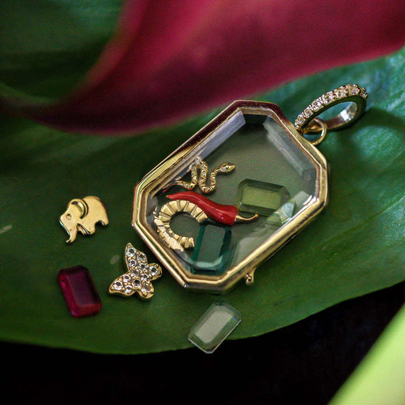 European and American Retro Personality Photo Box Pendant Necklace Openable DIY Pendant Hollow Design Transparent Box 18K Gold Color Retention