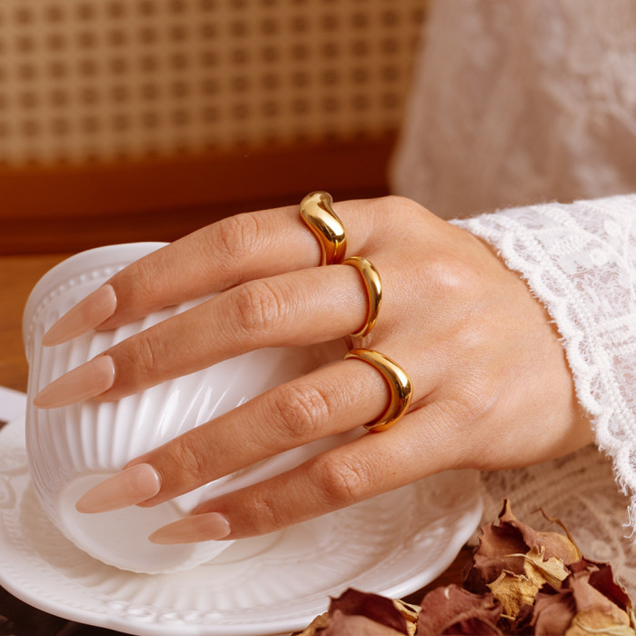 European and American ins trendy minimalist style stainless steel 18K gold-plated curved smooth plain ring for women, niche design tail ring