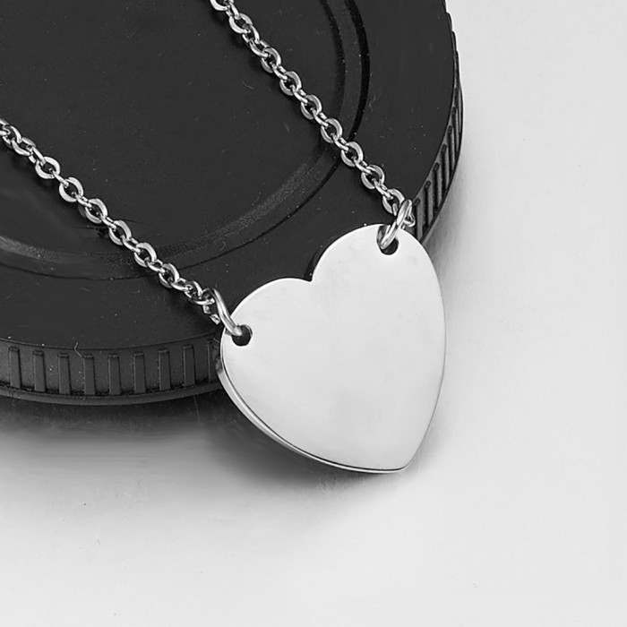 European and American ins-style stainless steel heart-shaped necklace for women, titanium steel heart-shaped niche collarbone chain wholesale