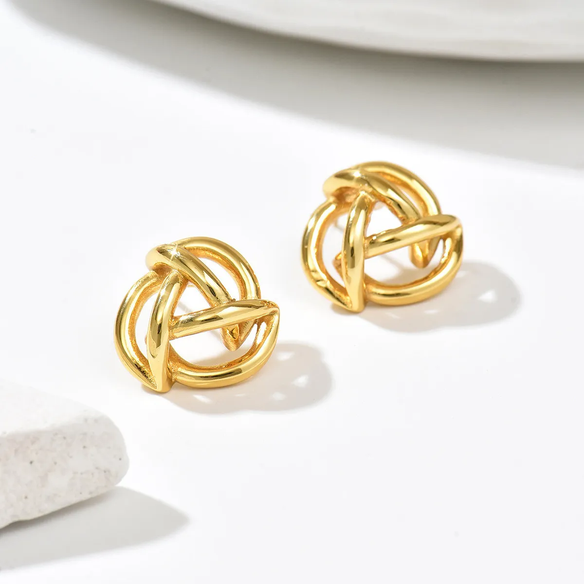 European and American minimalist geometric twisted earrings, gold-plated hollow earrings, niche design commuter earrings
