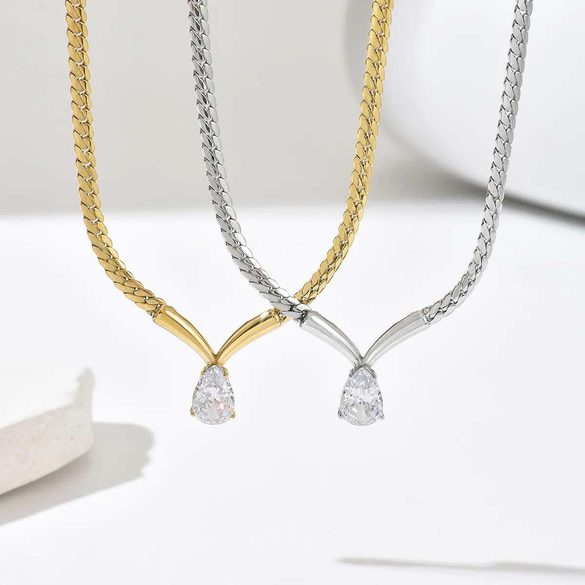 European and American ins-style water drop zircon necklace for women, light luxury V-shaped pendant collarbone chain, elegant and versatile necklace accessory for commuting