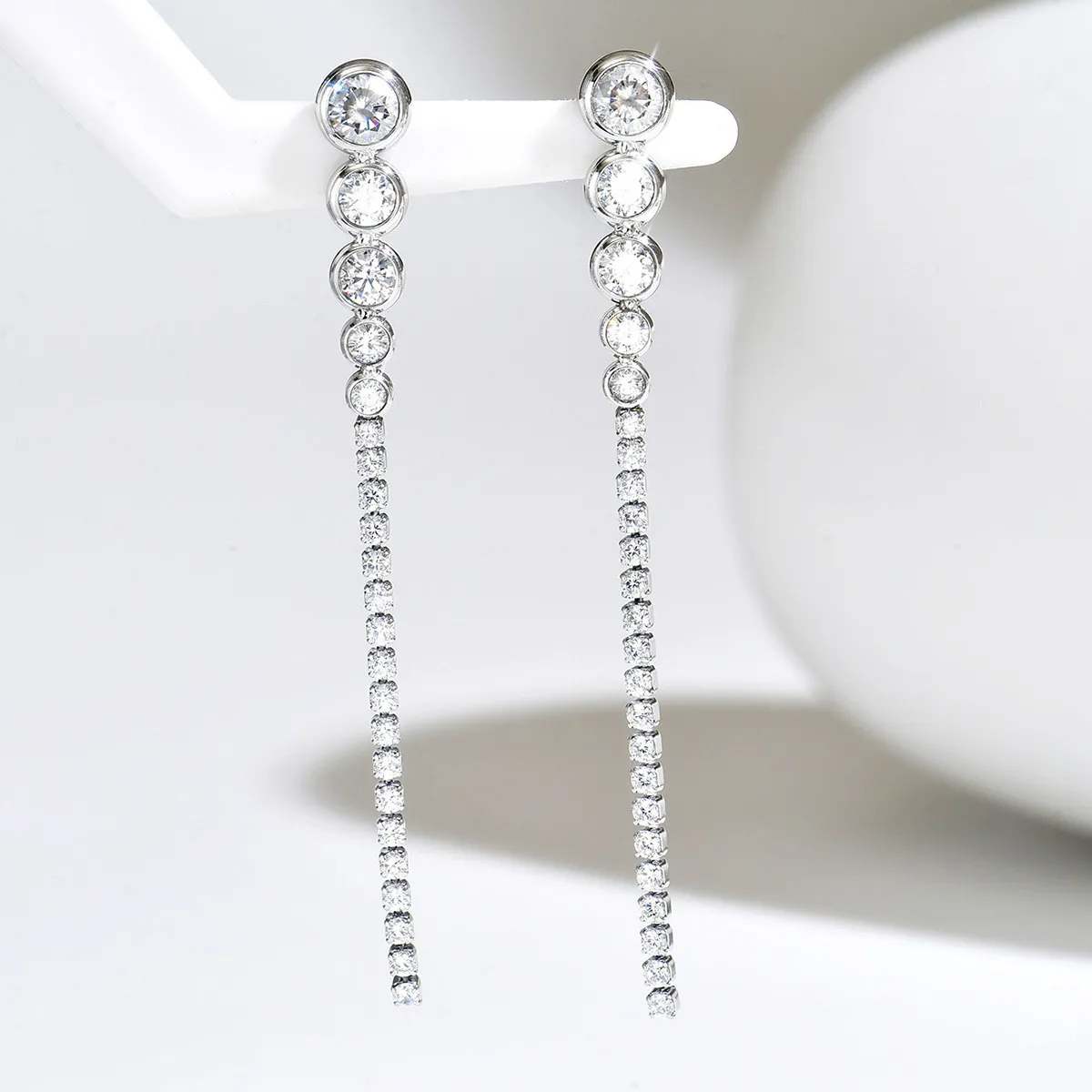 Gold-plated zircon water drop long earrings, unique design long drop earrings, elegant and sophisticated commuter earrings