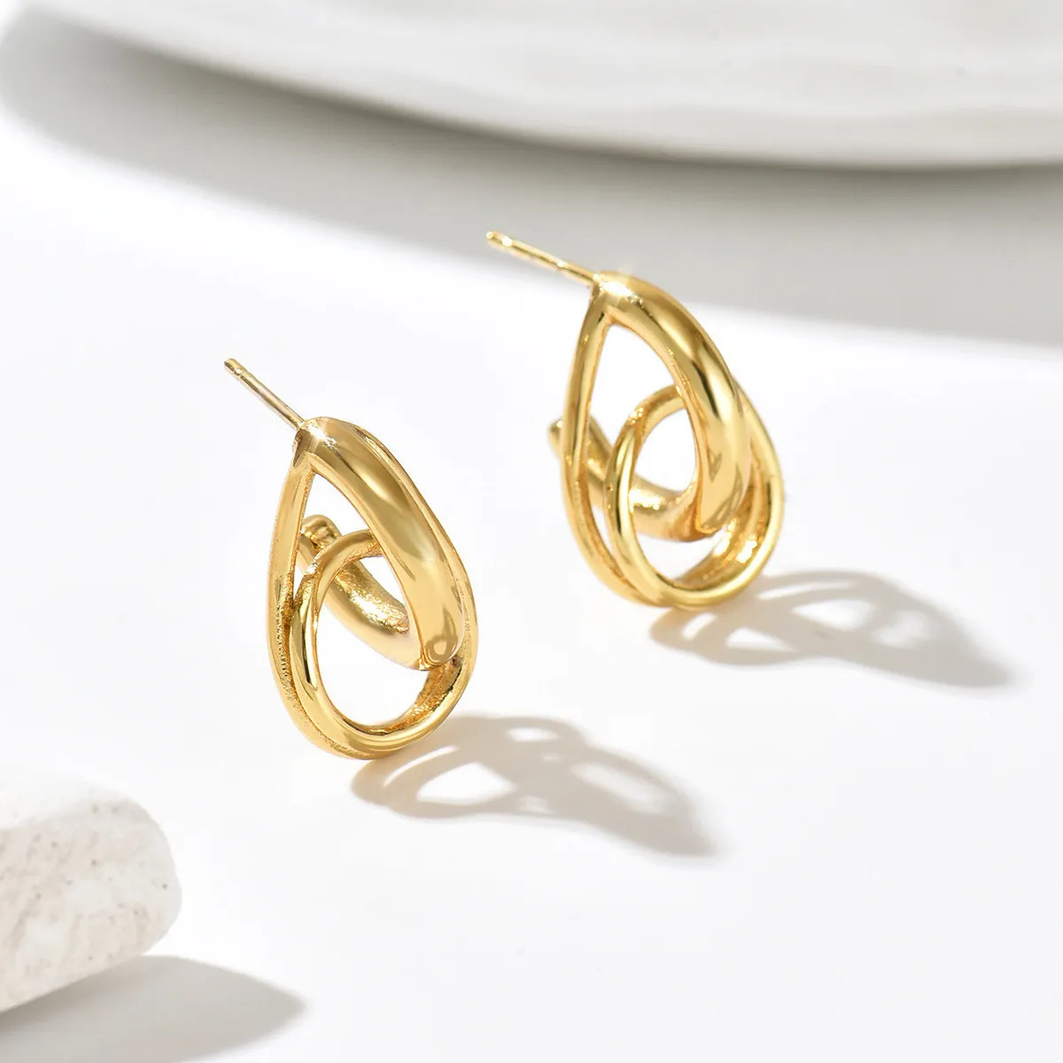 Fashionable European and American stainless steel earrings, light luxury with a high-end feel, gold-colored studs, versatile for everyday wear, simple cross-border earrings wholesale