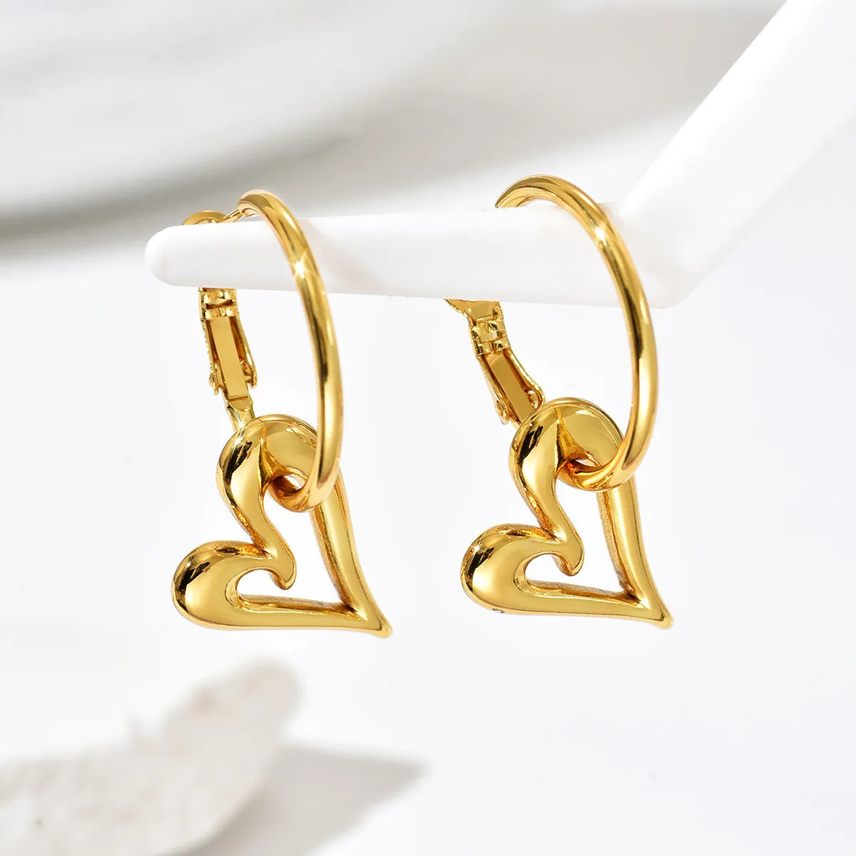 Sweet girl style hollow heart hoop earrings, gold-plated heart pendant earrings, unique design commuter earrings