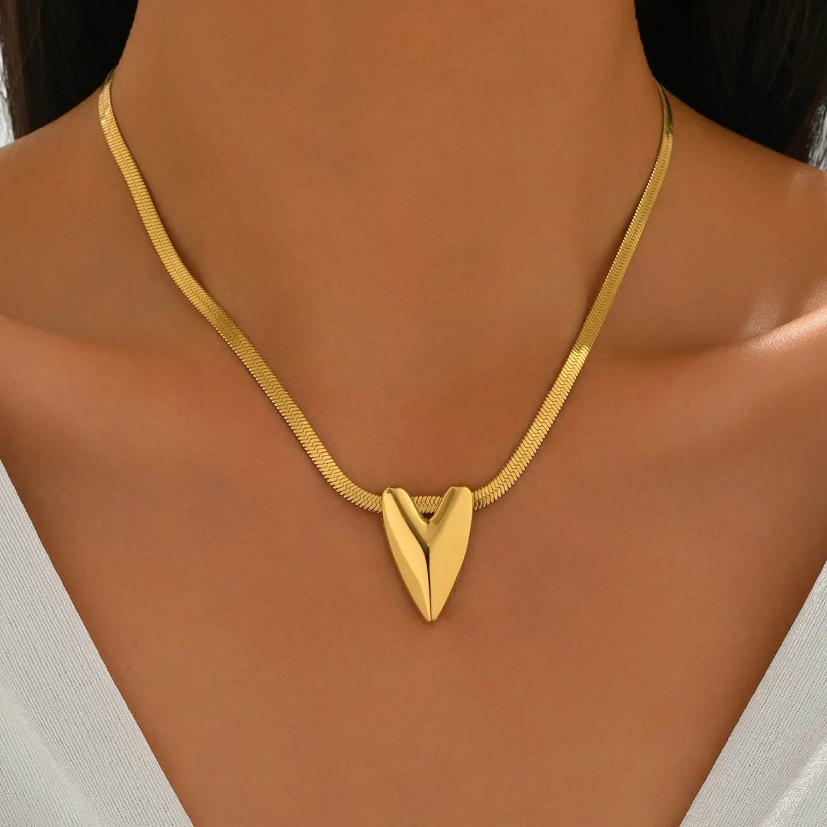 European and American style three-dimensional heart-shaped two-tone stainless steel snake bone chain necklace with a niche high-end feel and polished heart-shaped pendant