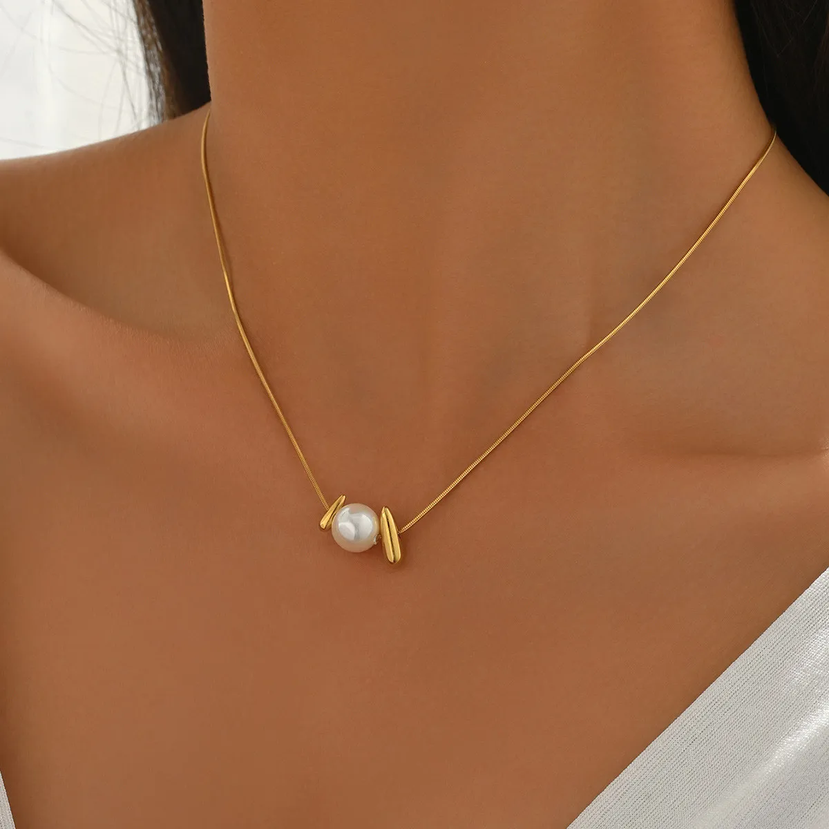 Cross-Border Two-Tone Daisy Inlaid Diamond Necklace main image