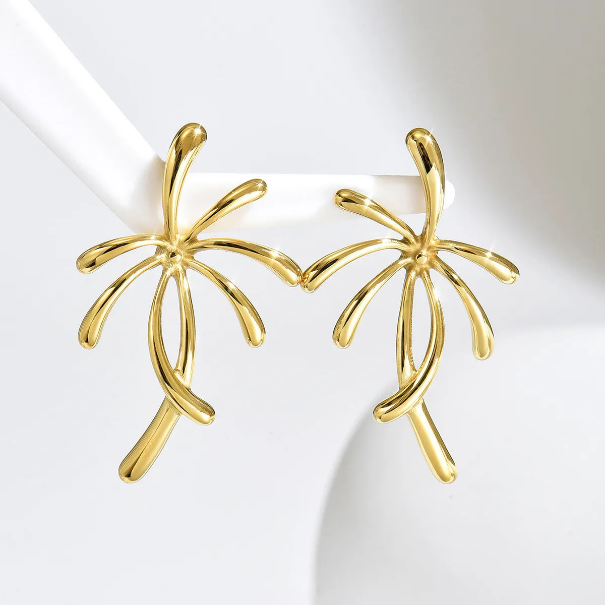 Cross-border resort-style coconut tree-shaped earrings, titanium steel two-tone plant earrings, unique design and personalized ear accessories