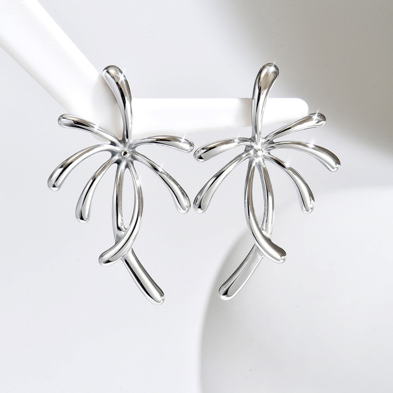 Cross-border resort-style coconut tree-shaped earrings, titanium steel two-tone plant earrings, unique design and personalized ear accessories