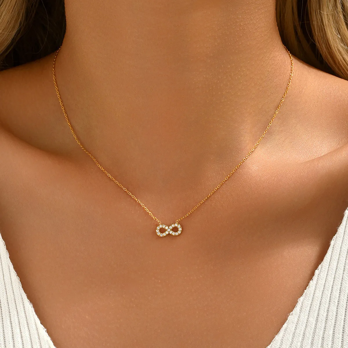 Cross-border European and American fashion personalized stainless steel infinity symbol diamond necklace, gold and steel two-tone 8-shaped necklace
