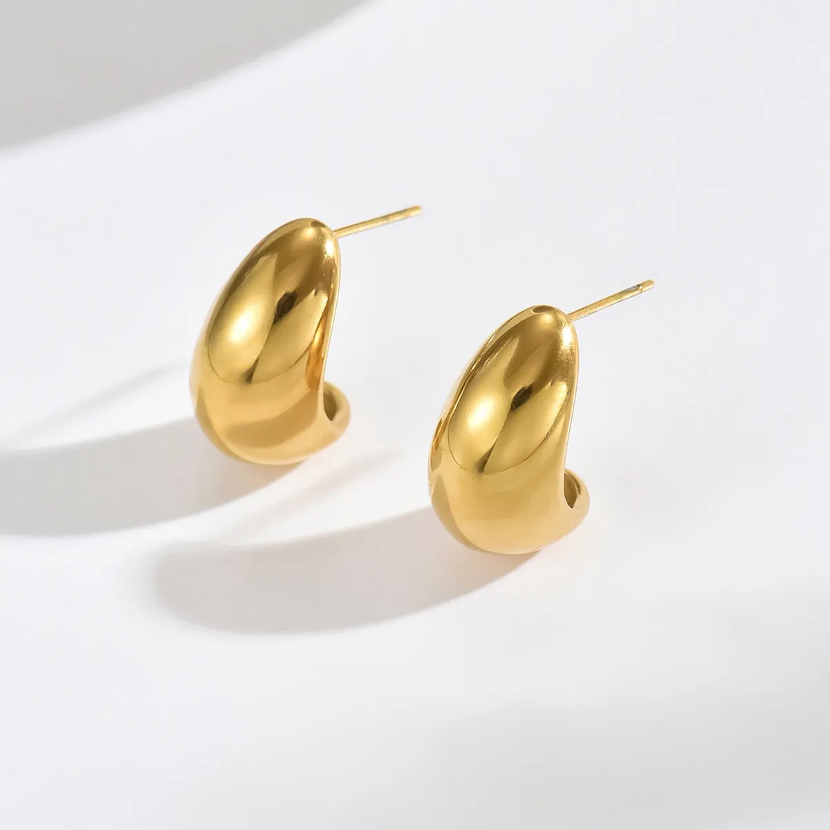 French-style light luxury glossy gold C-shaped water drop stainless steel titanium steel earrings, exquisite and sophisticated, niche and versatile earrings