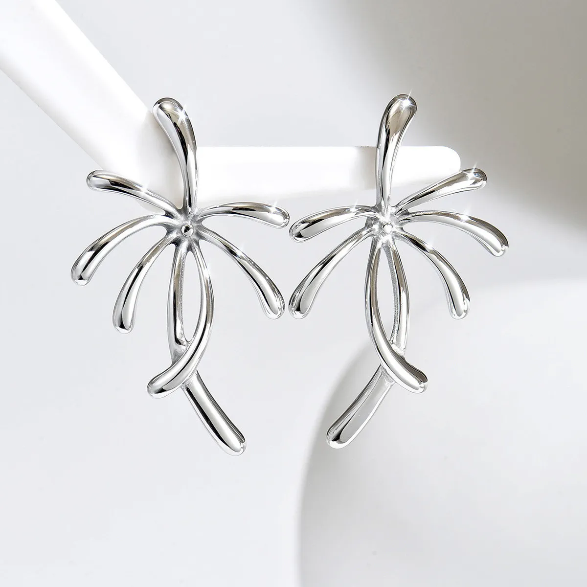 Cross-border resort-style coconut tree-shaped earrings, titanium steel two-tone plant earrings, unique design and personalized ear accessories