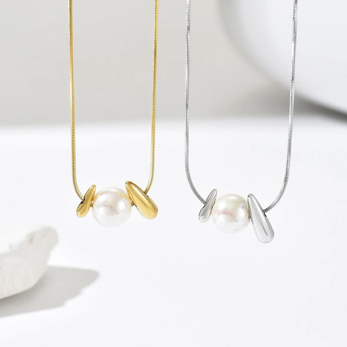 Cross-Border Two-Tone Daisy Inlaid Diamond Necklace main image