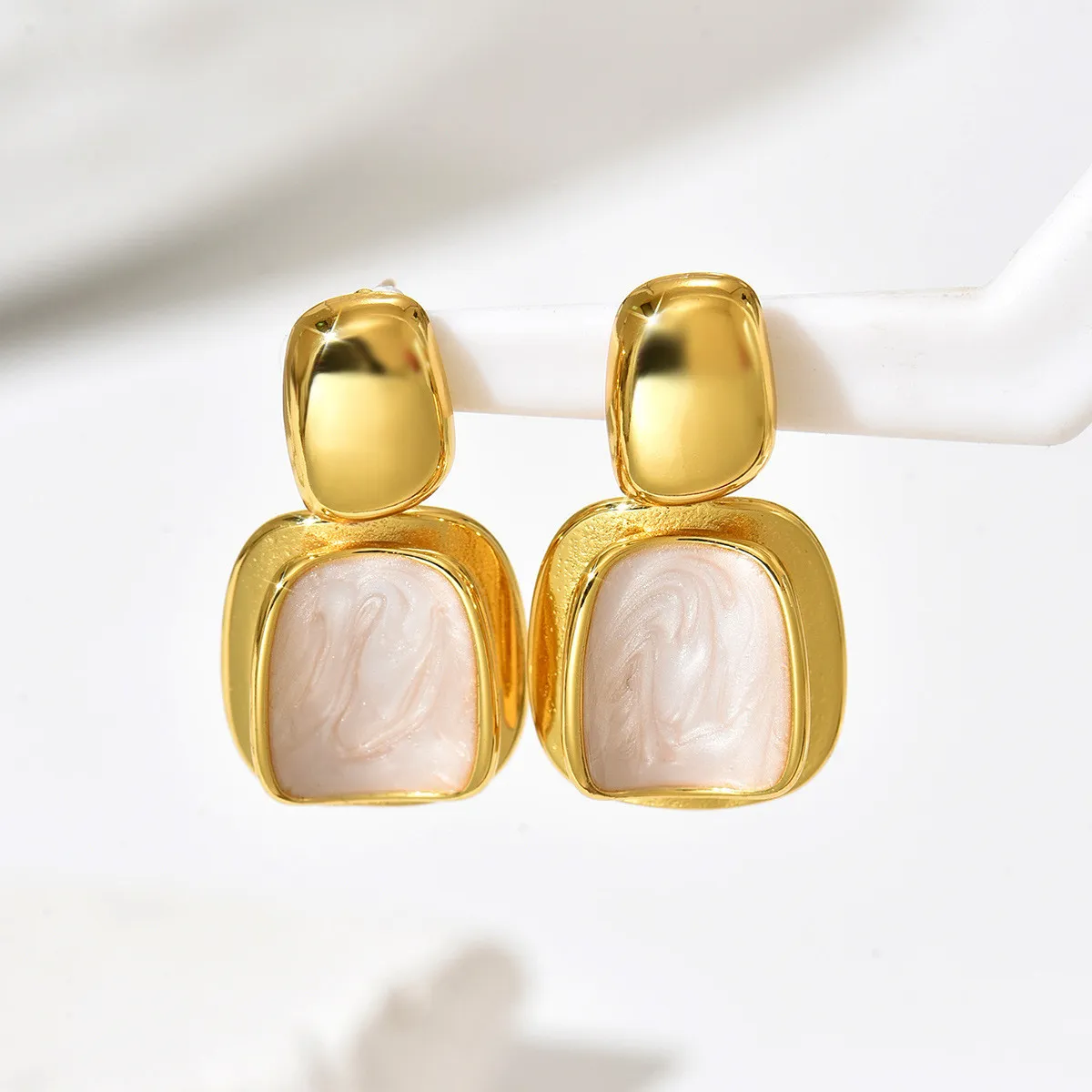 Fashionable French retro pink shell geometric stud earrings, gold-plated double-layered earrings, unique design commuter earrings