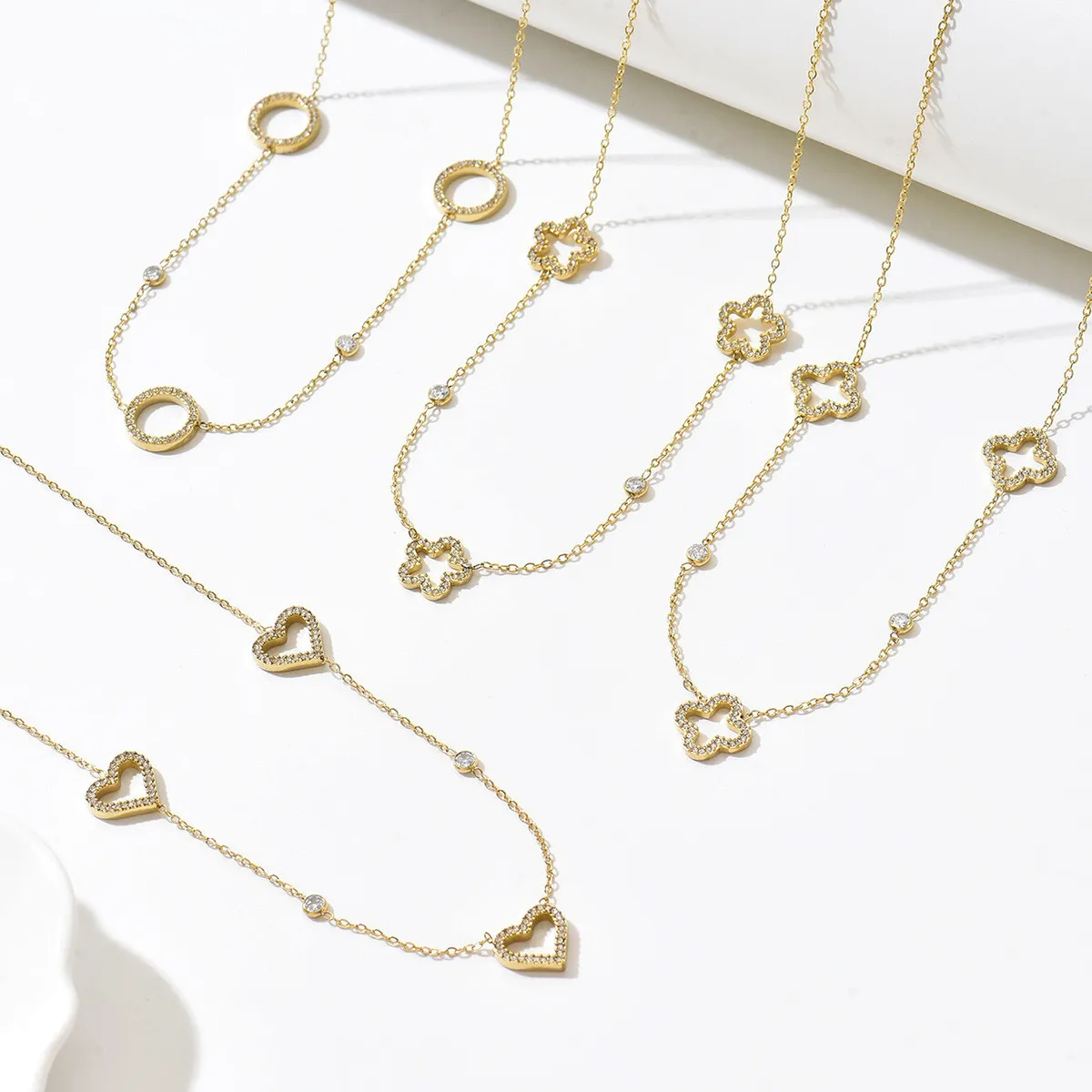 niche light luxury multi-element gold stainless steel clavicle chain with diamond-encrusted heart / four-leaf clover / circular ring