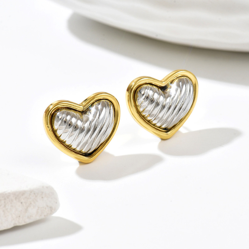 European and American sweet and cool style two-tone heart earrings, titanium steel textured heart earrings, niche design commuter earrings
