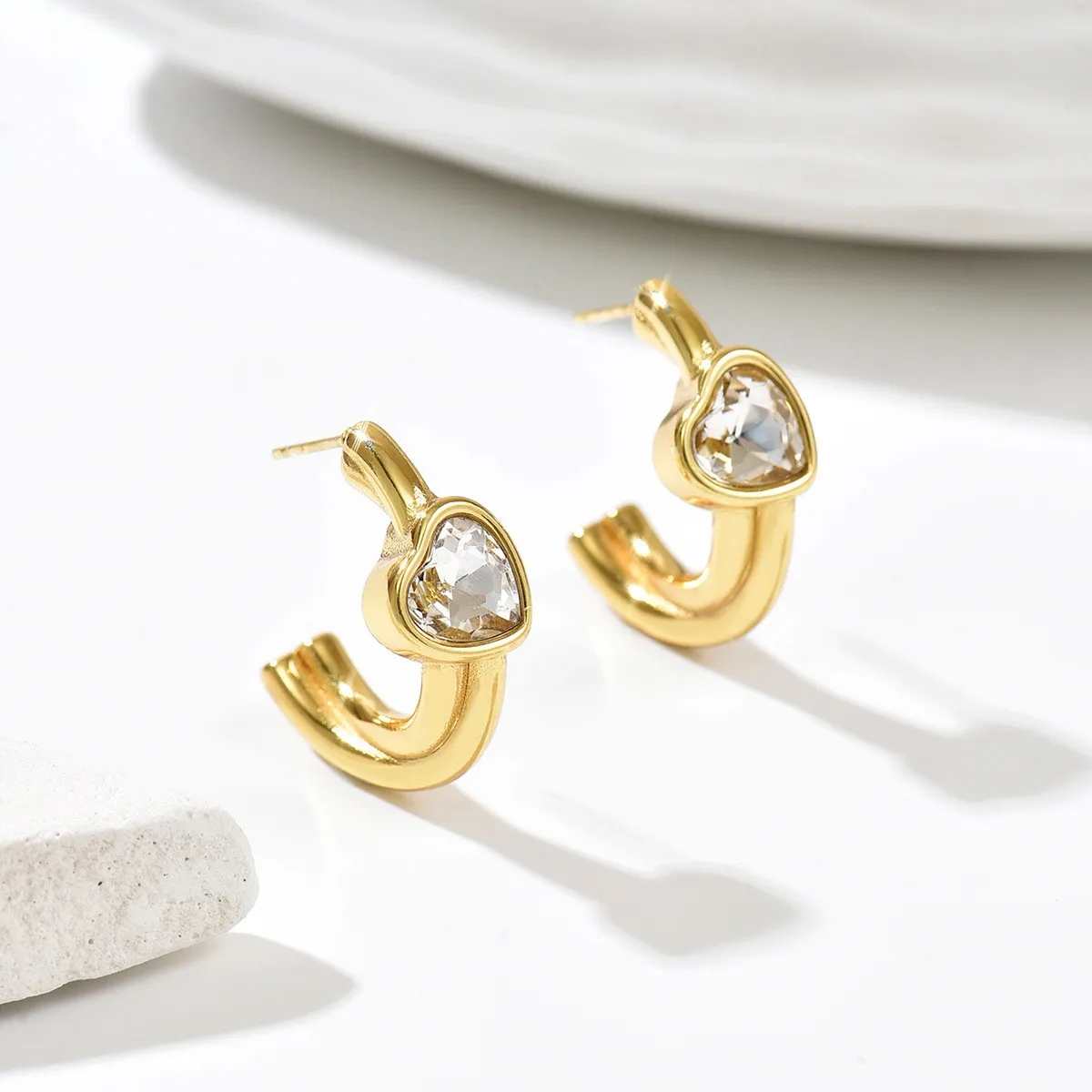 Retro Hong Kong-style elegant earrings for women, new popular niche high-end earrings, gold versatile ear accessories