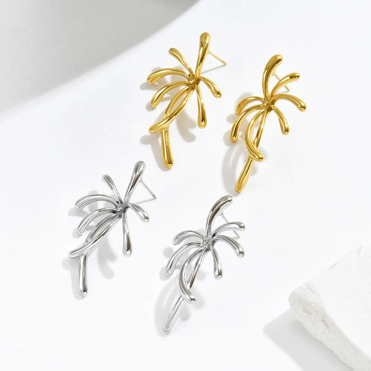 Cross-border resort-style coconut tree-shaped earrings, titanium steel two-tone plant earrings, unique design and personalized ear accessories